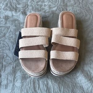 Universal Thread Tan Woven Strap Platform Sandals